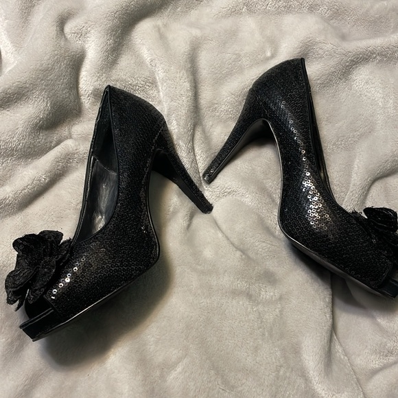 Black sparkly heels, perfect for the holidays! - Picture 8 of 9